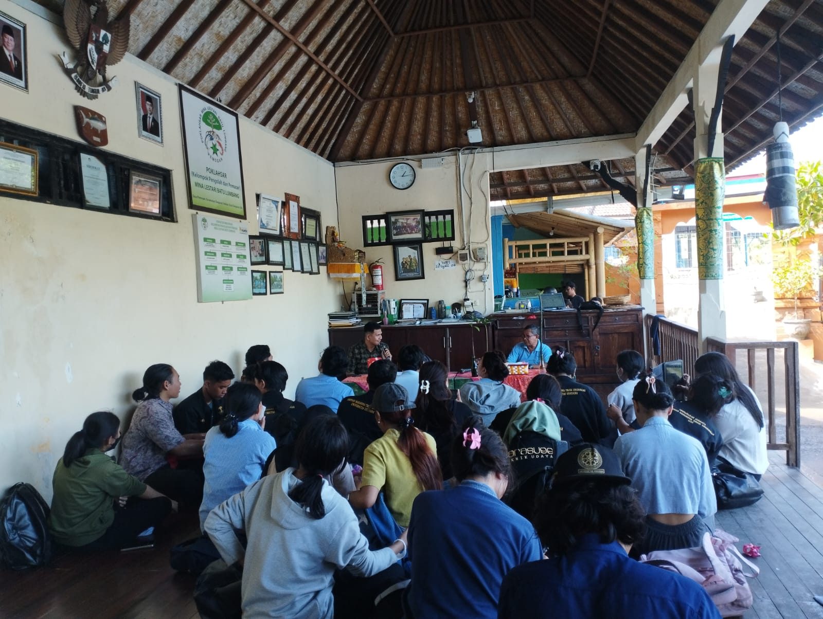 Edukasi mangrove di Poklahsar Mina Lestari Batu Lumbang