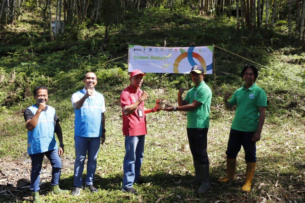 Penyerahan bibit bambu pada Green Action